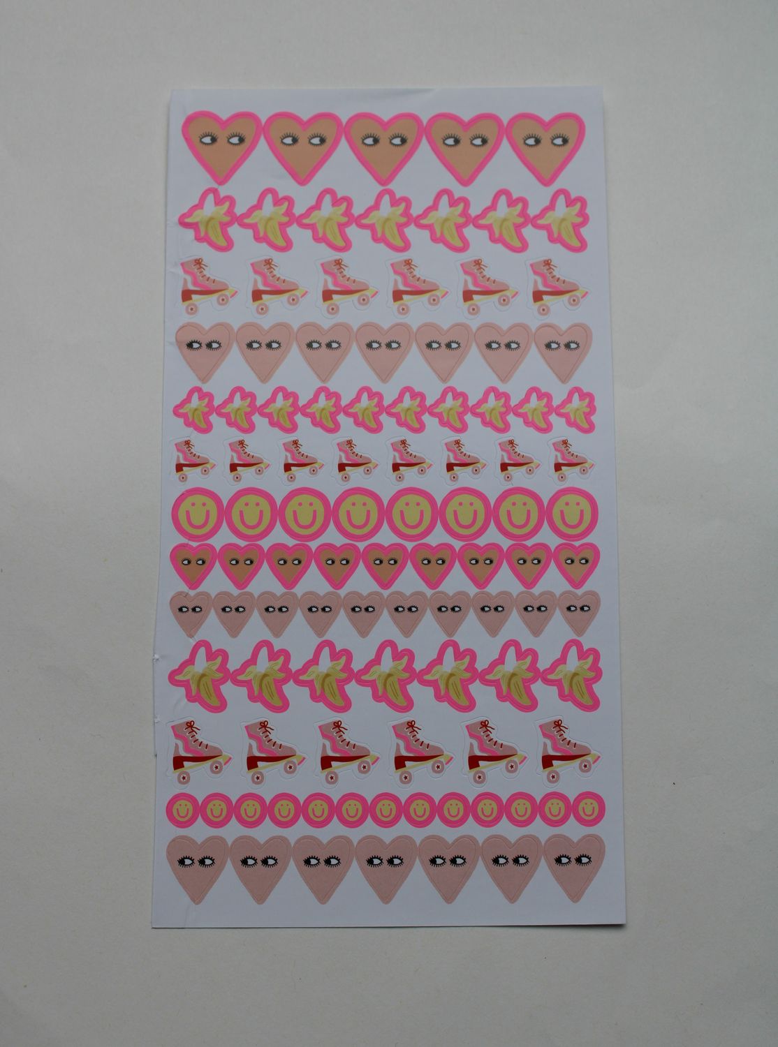 Sheet met roze stickers