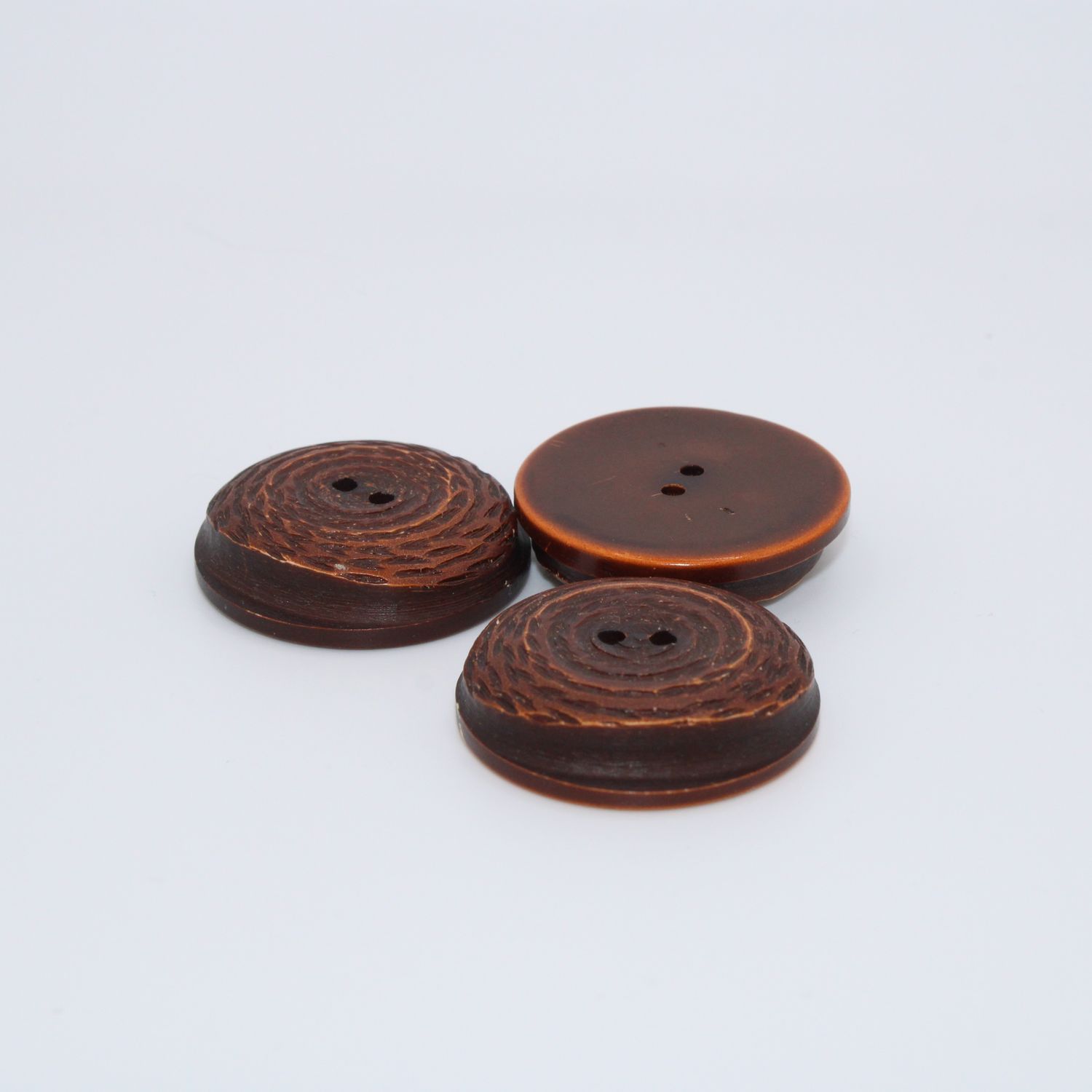 Set van 3 roestbruine knopen