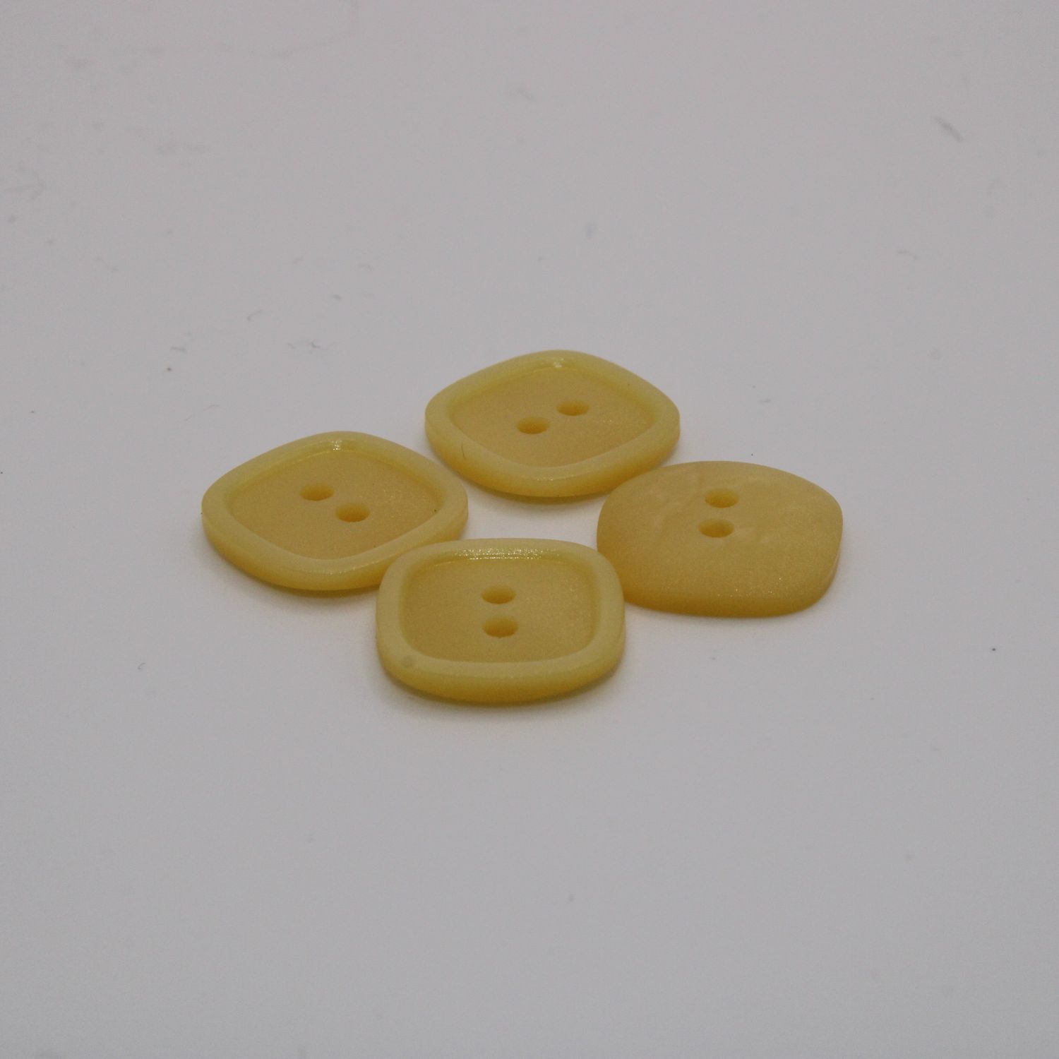 Set van 4 gele knopen