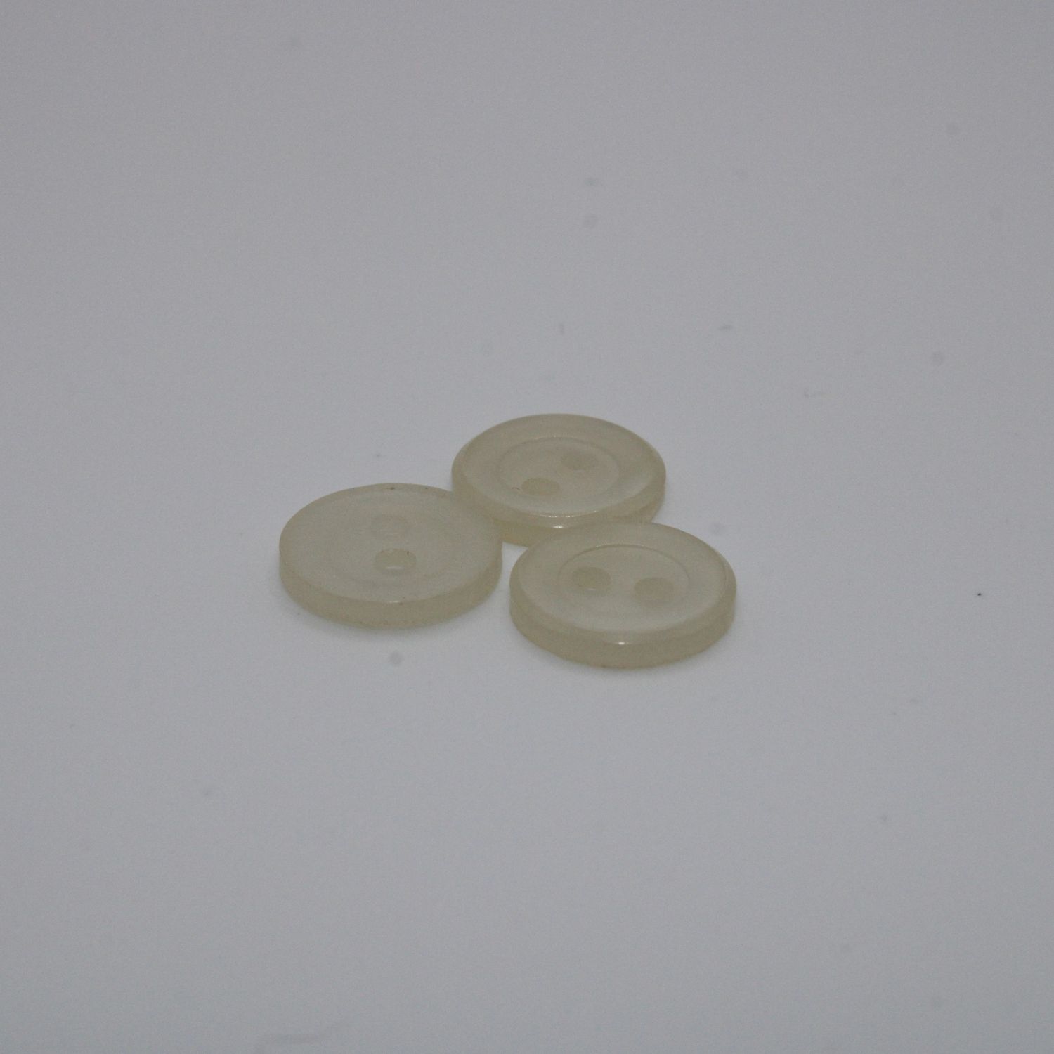 Set van 3 witte doorzichtige  knopen