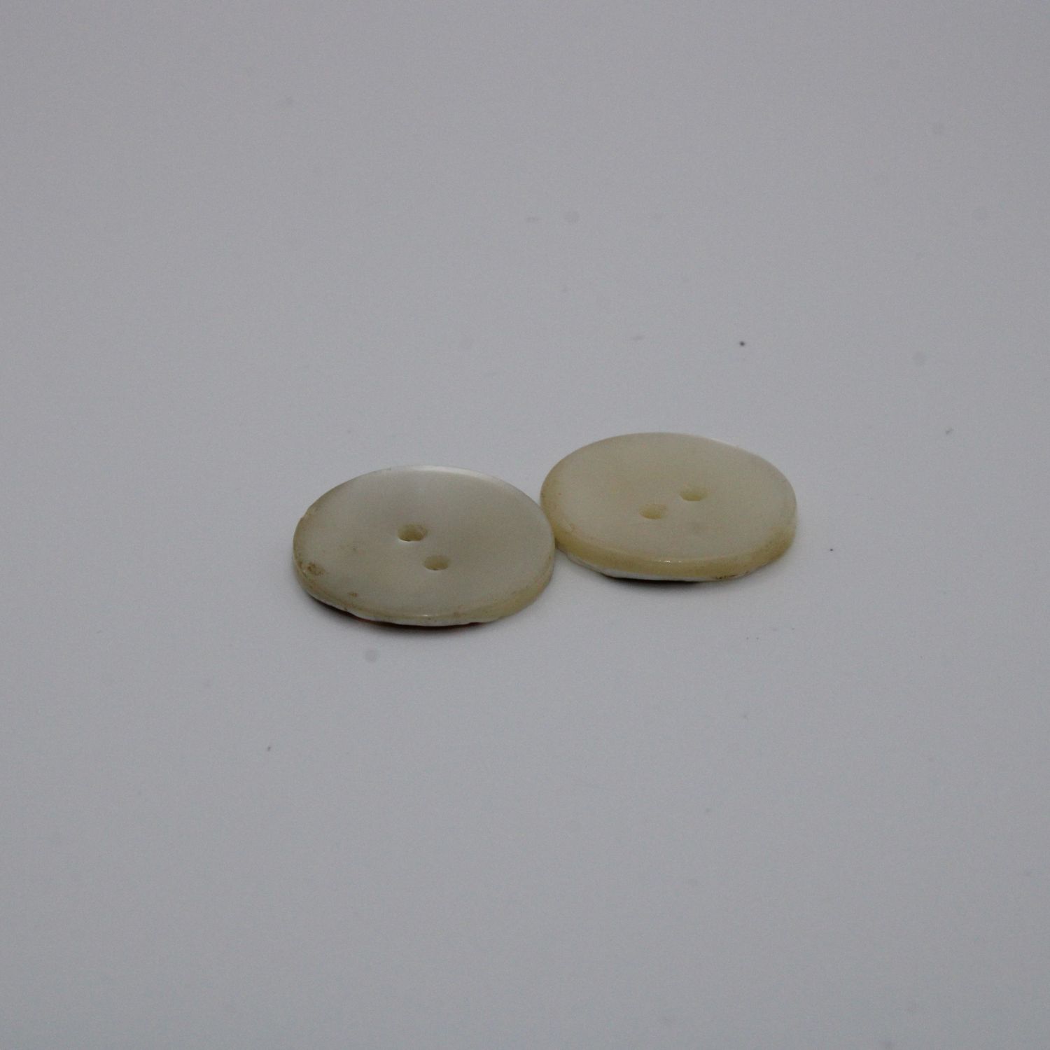 Set van 2 witte knopen