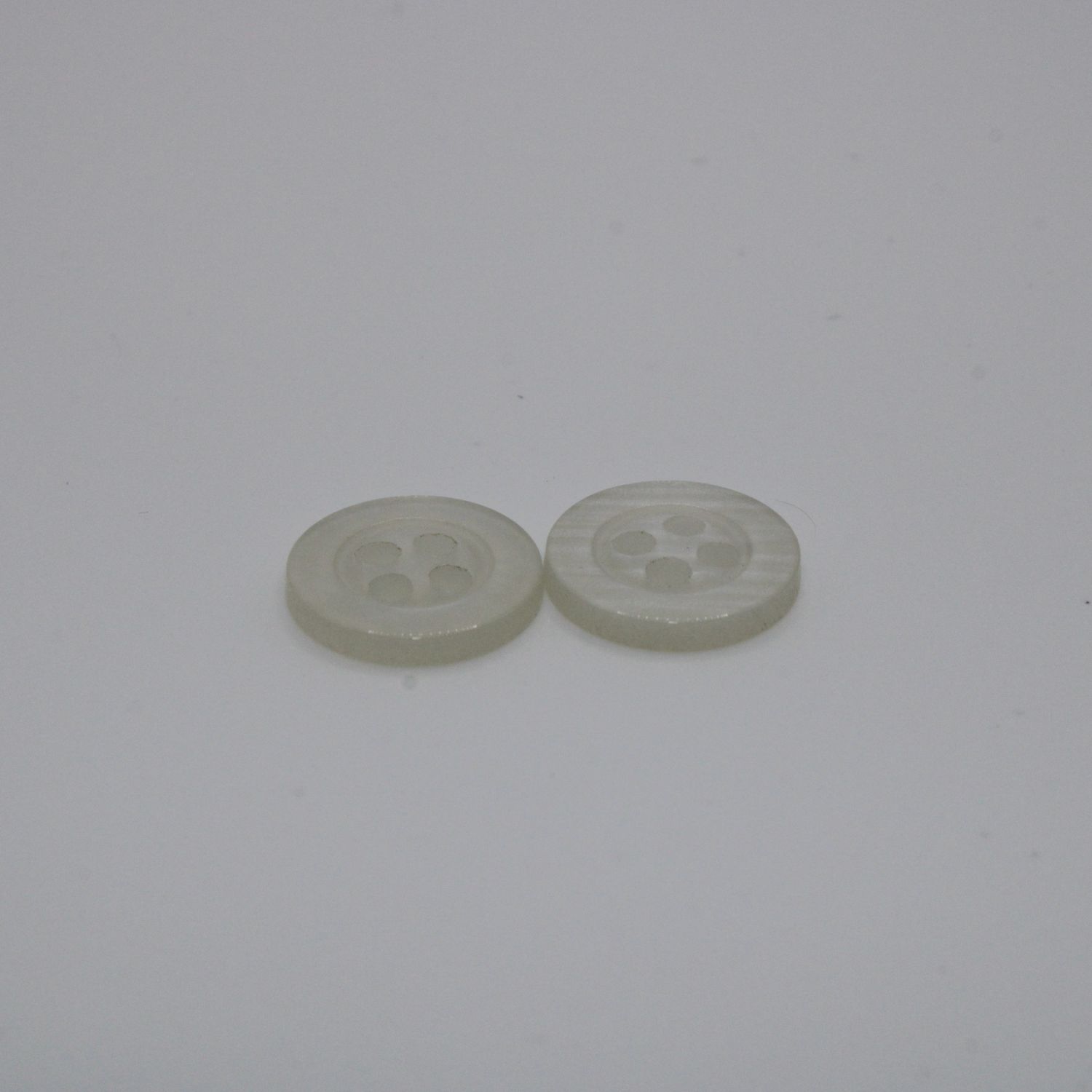 Set van 2 witte doorzichtige knopen