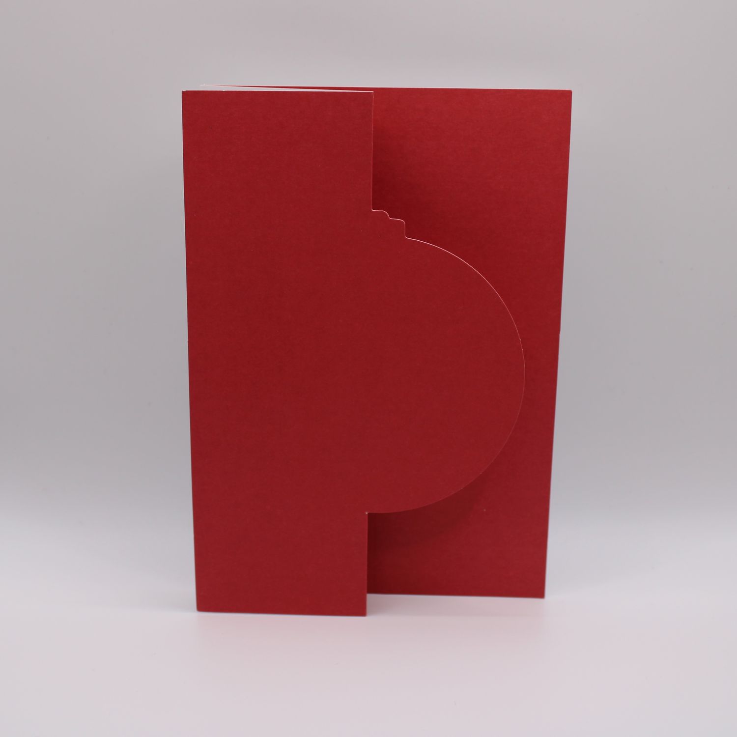 Rood kaartje met kerstbal cutout