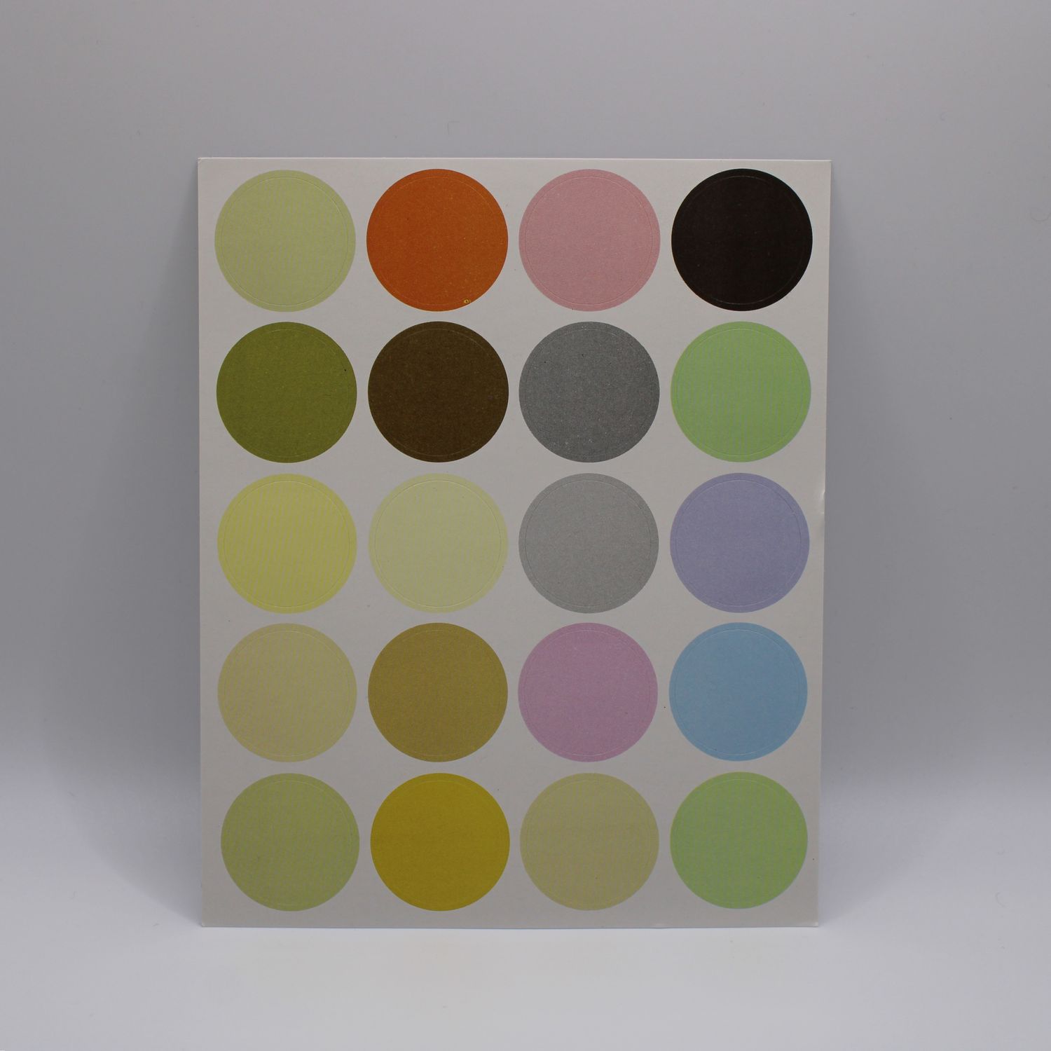 Sheet met ronde gekleurde stickers