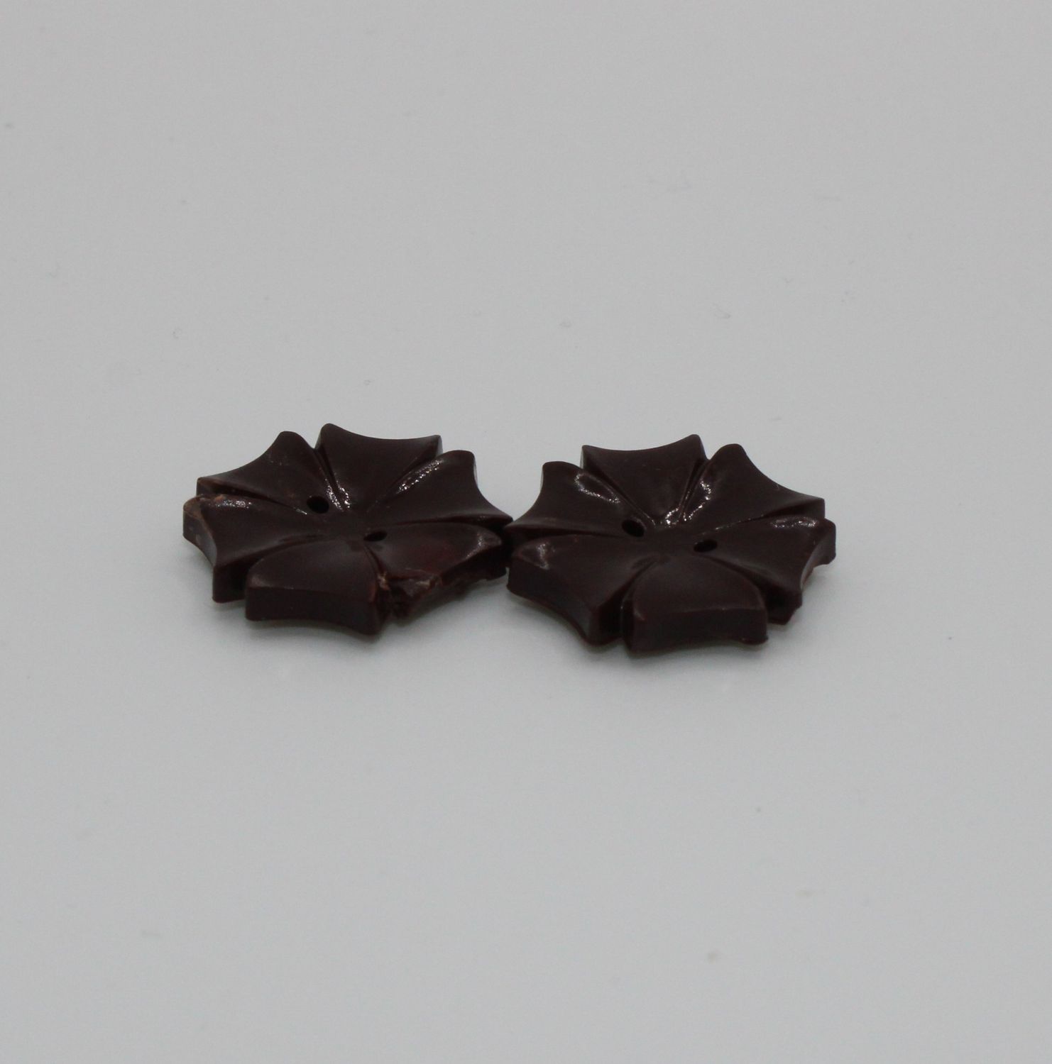 Set van 2 bordeaux knopen met bloemen