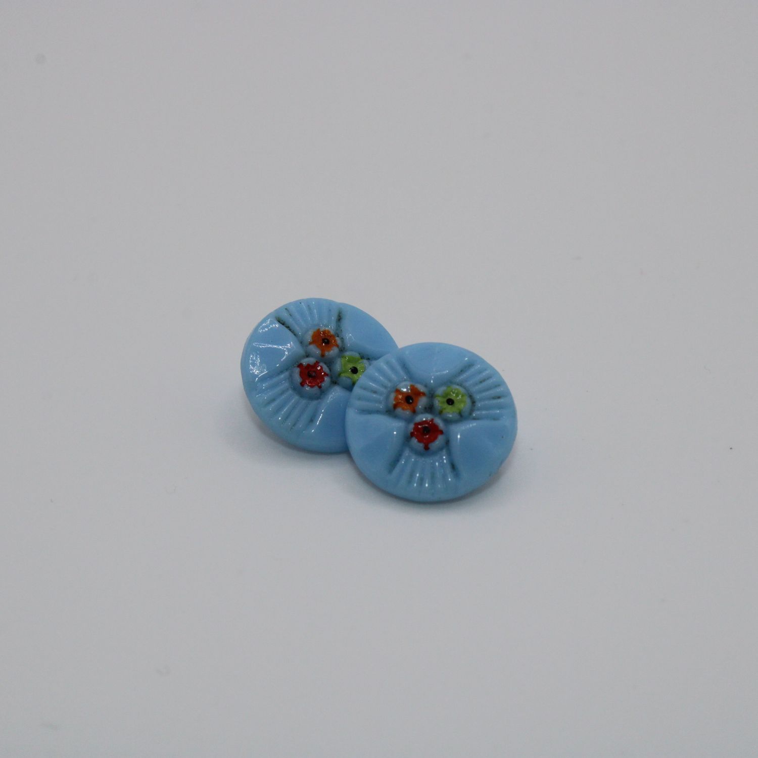 Set van 2 lichtblauwe knopen met bloemen