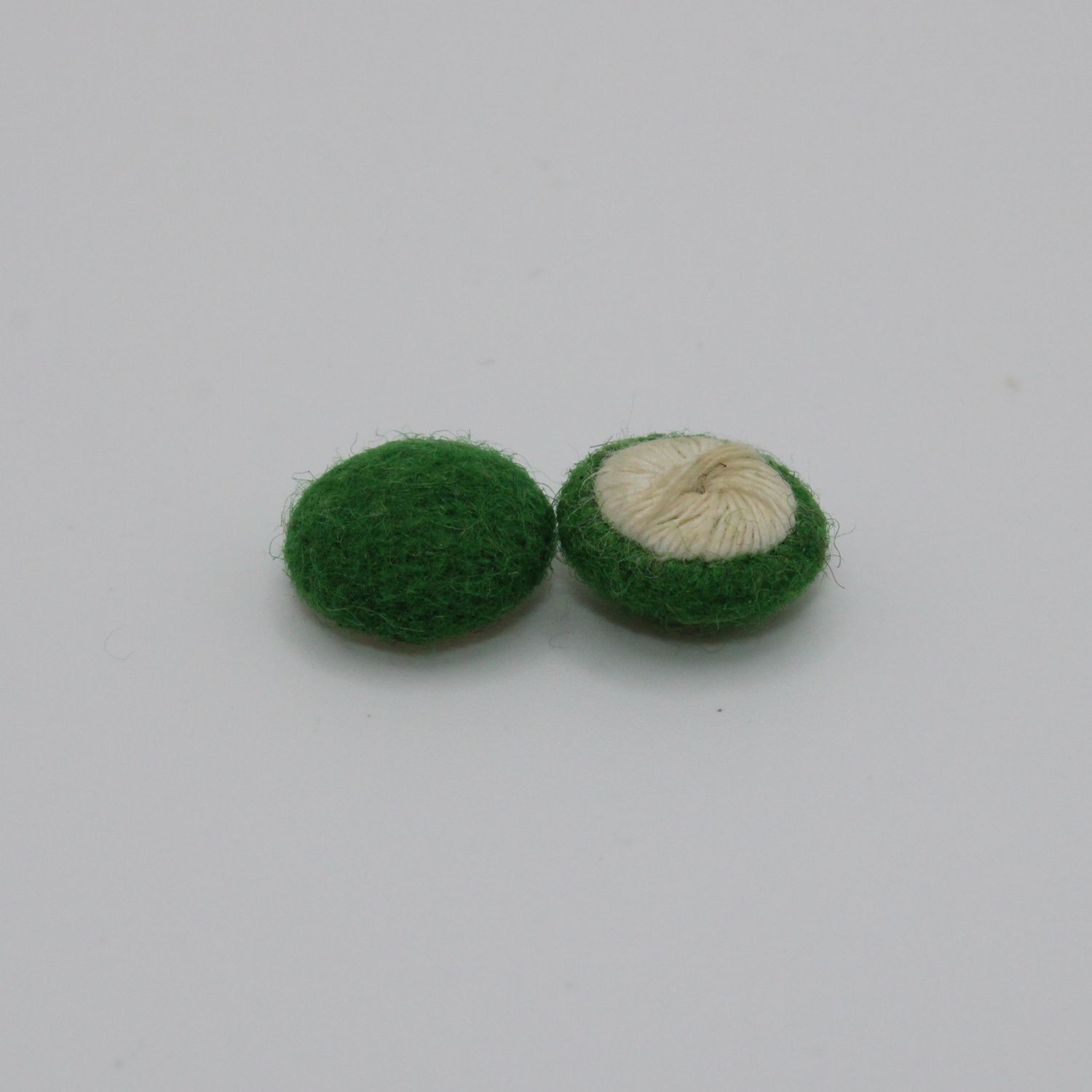 Set van 2 groene knopen
