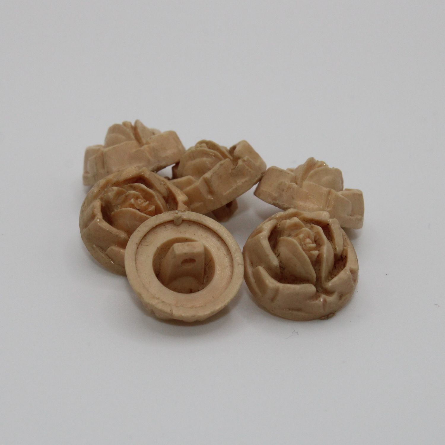 Set van 6 lichtbruine knopen met bloemen