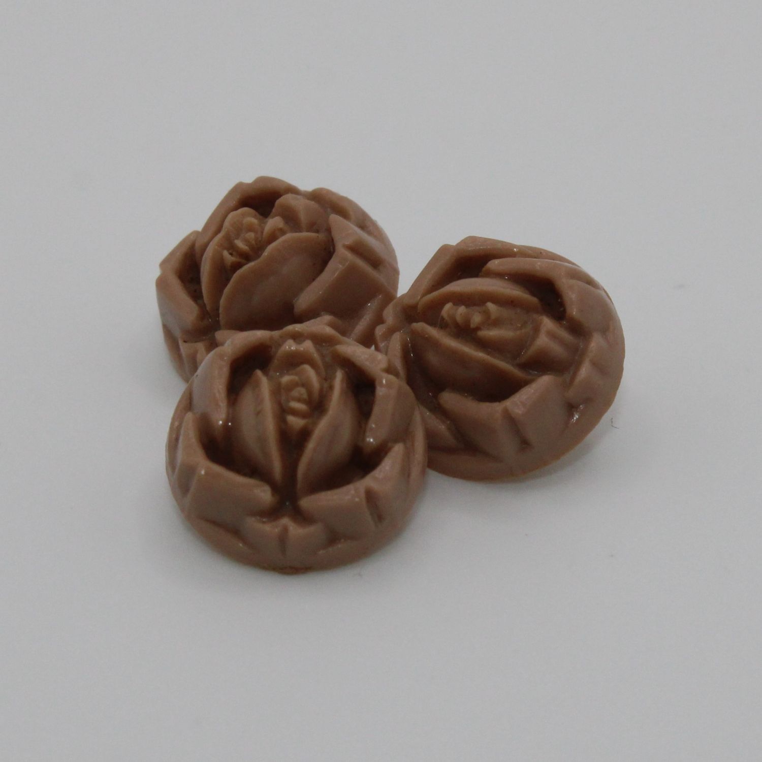 Set van 3 lichtbruine knopen met bloemen
