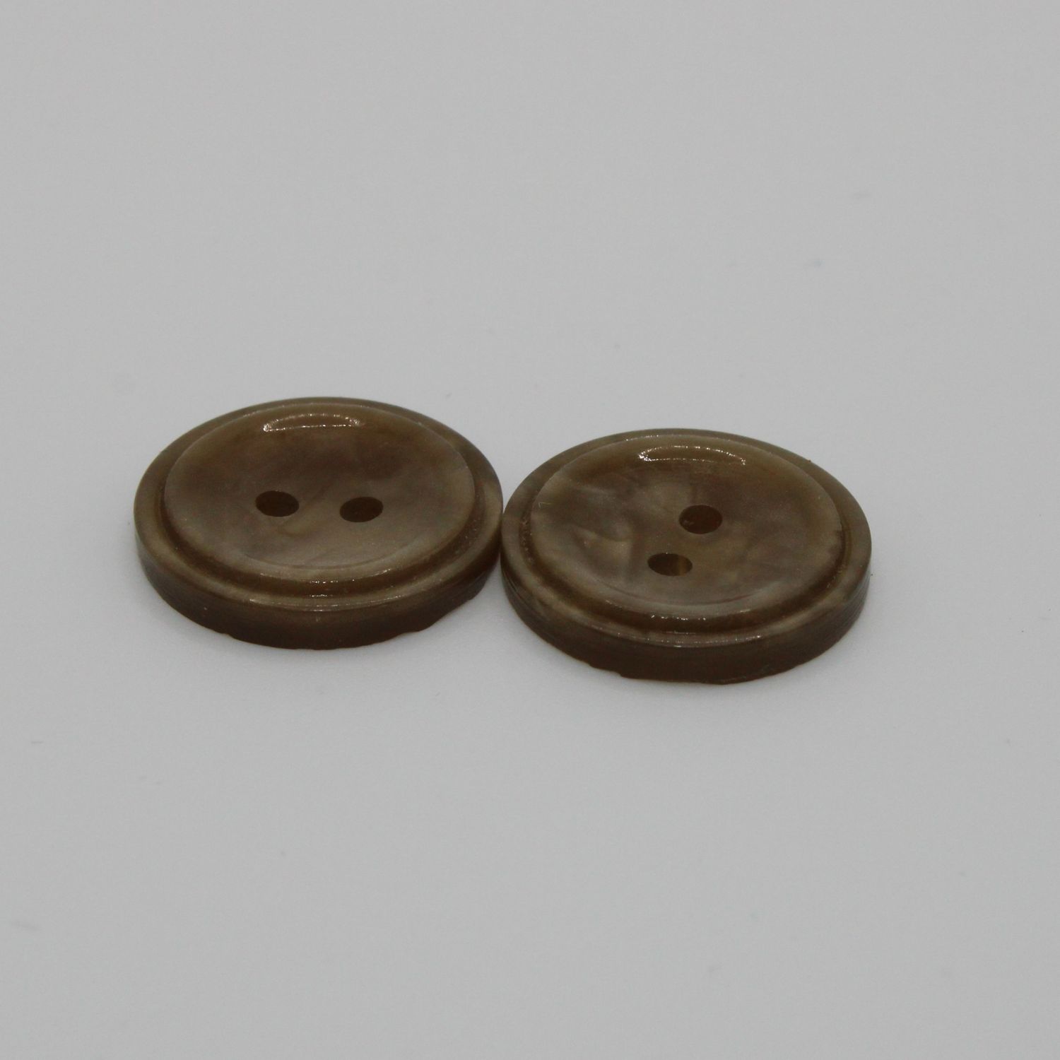 Set van 2 grijsgroene knopen