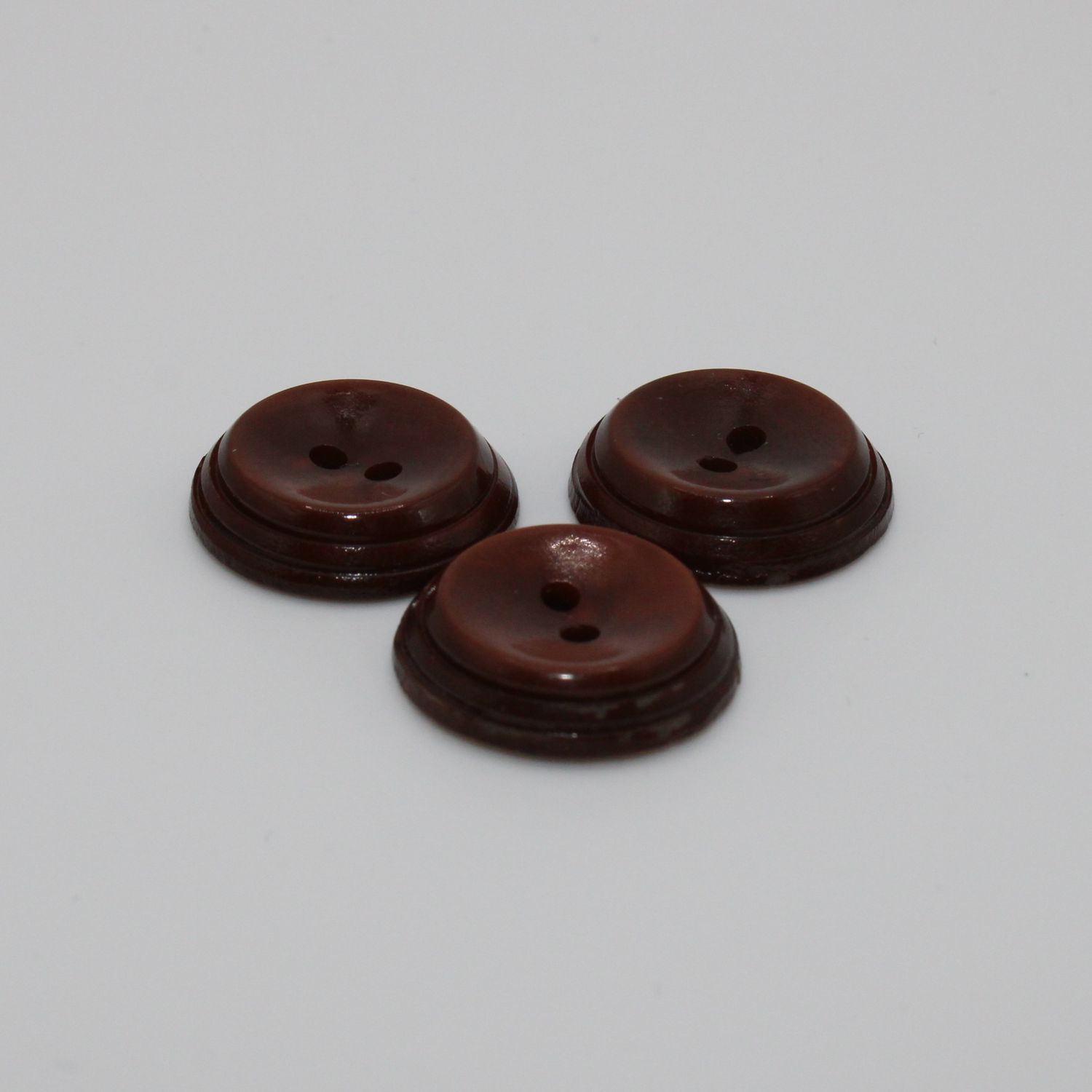 Set van 3 roestbruine knopen