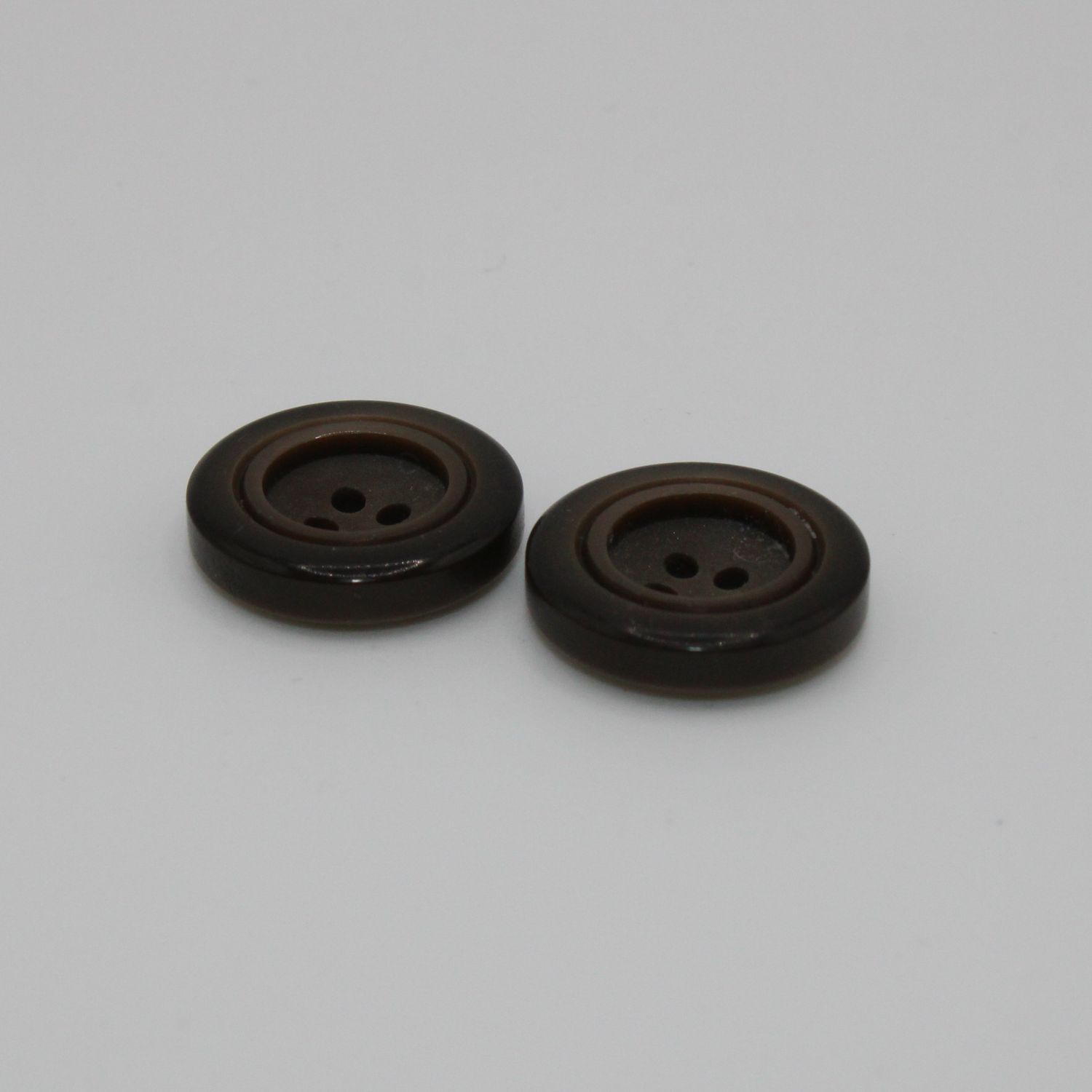 Set van 2 donkerbruine knopen