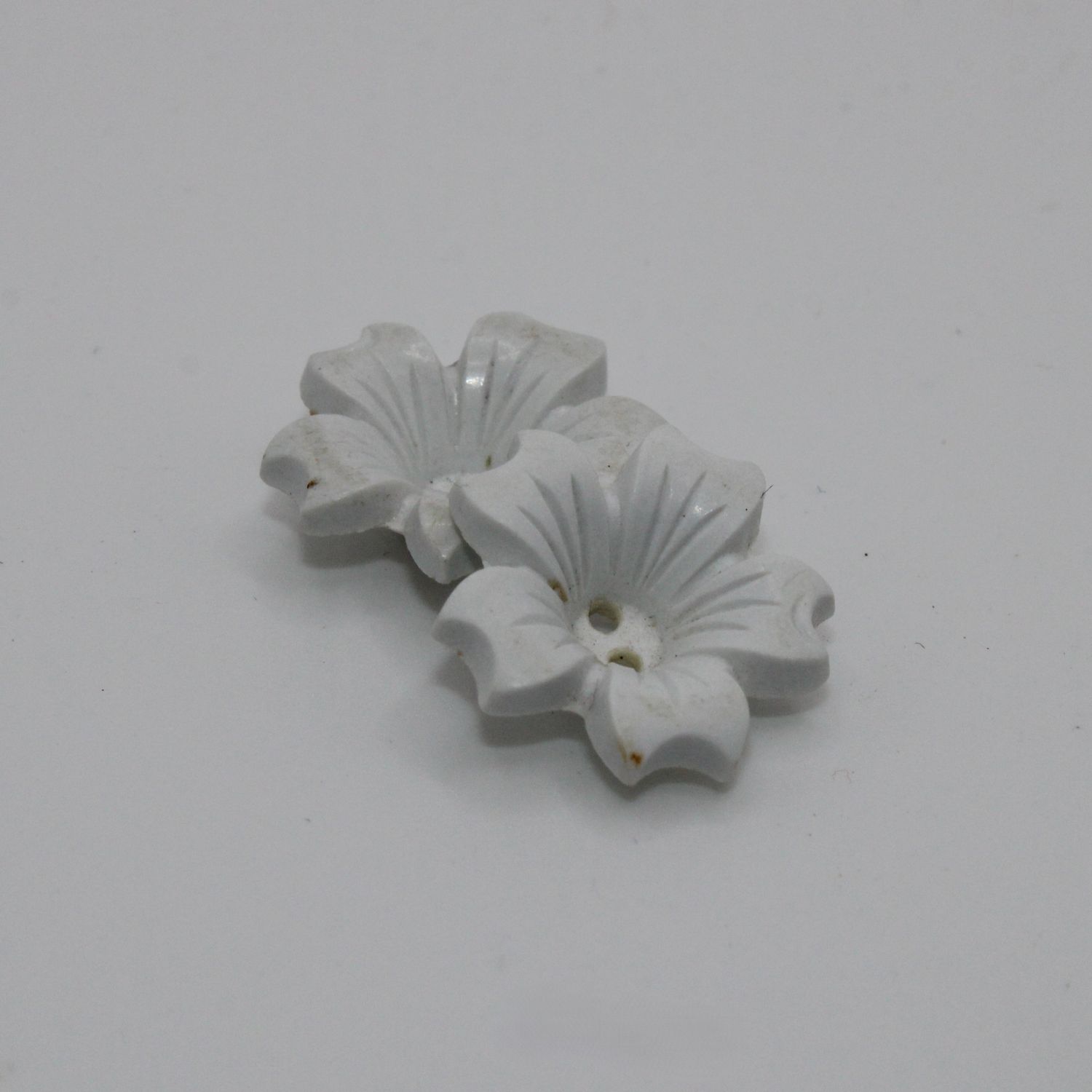 Set van 2 witte knopen met bloemen