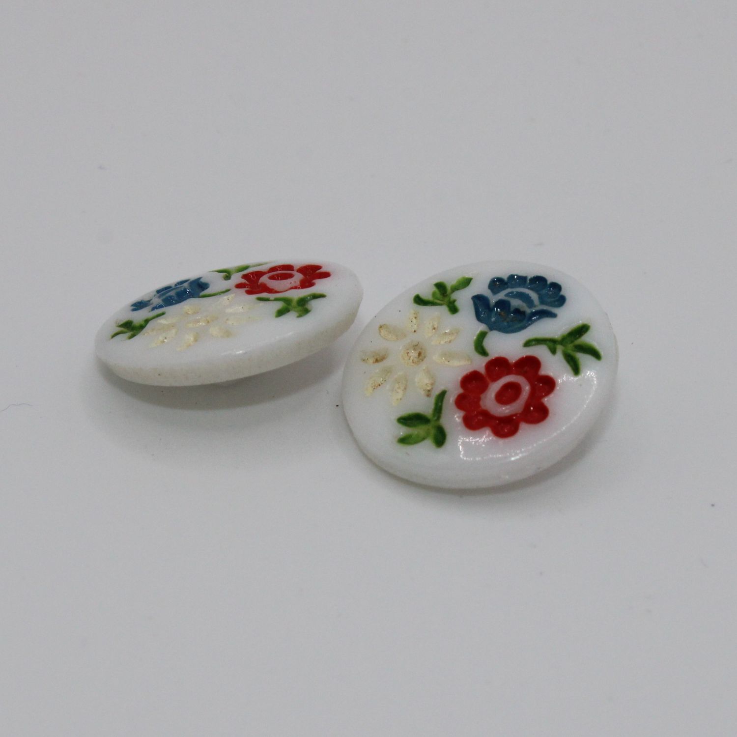 Set van 2 witte knopen met gekleurde bloemen