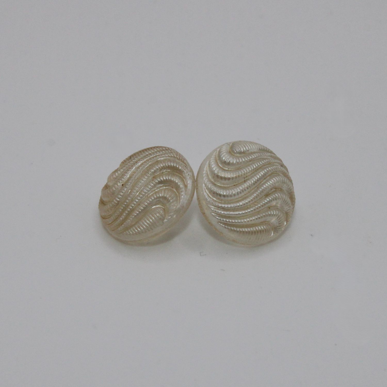Set van 2 witte doorzichtige knopen