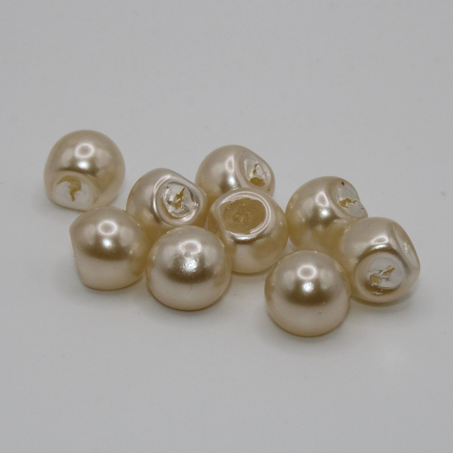 Set van 9 witte parelachtige knopen