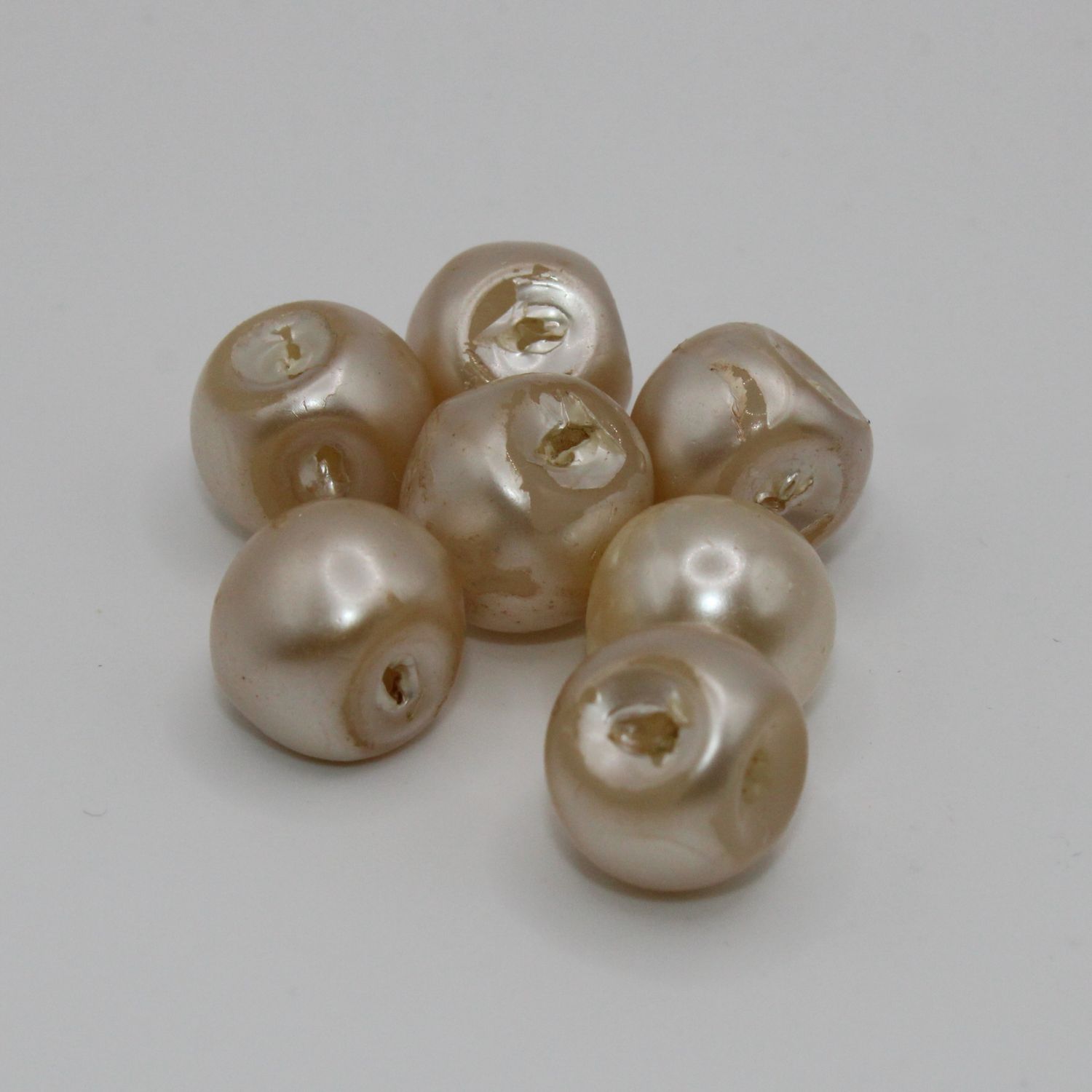 Set van 7 witte parelachtige knopen