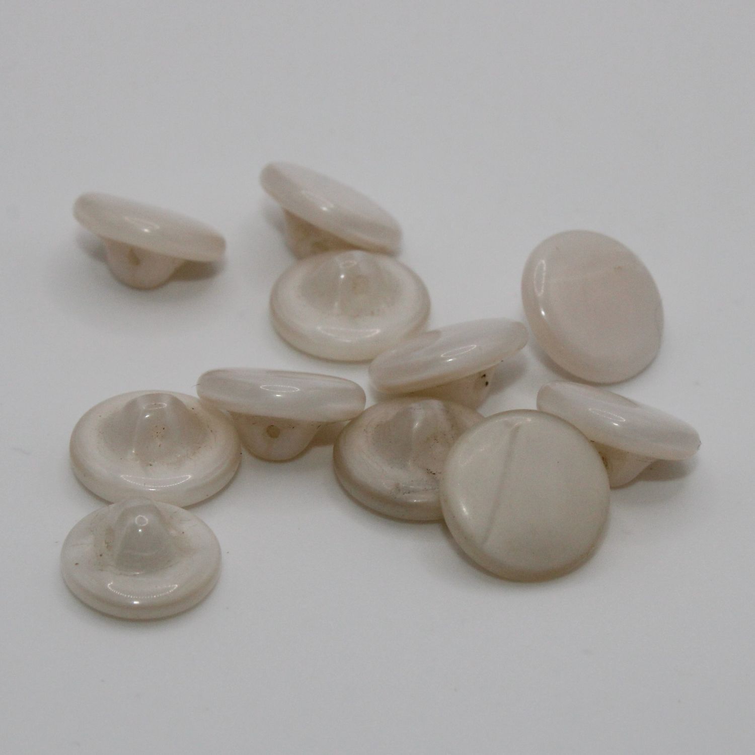 Set van 11 witte knopen