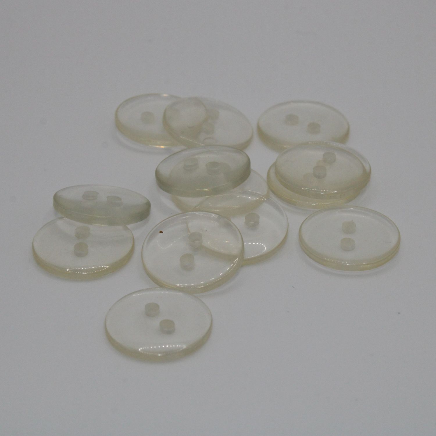 Set van 11 witte doorzichtige knopen