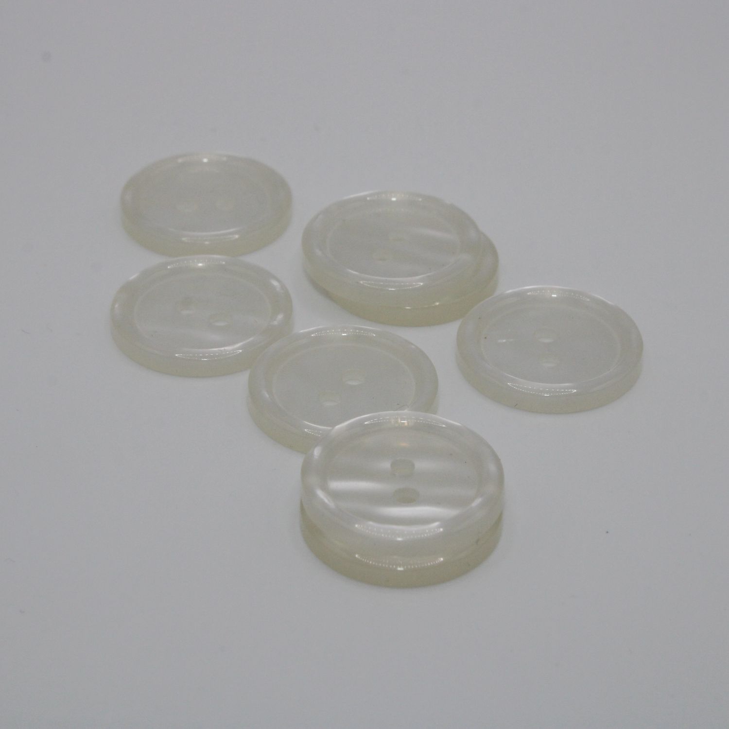 Set van 8 witte doorzichtige knopen