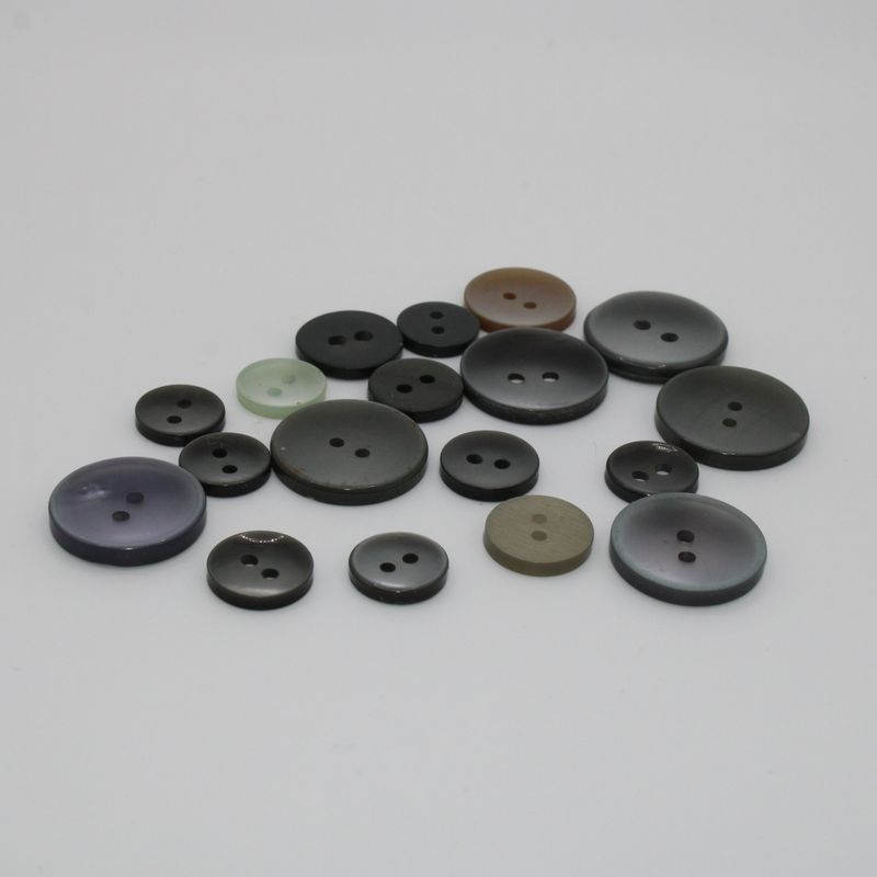 Set van 18 knopen in verschillende kleuren