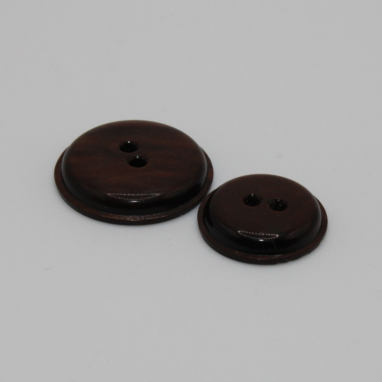 Set van 2 donkerbruine knopen van verschillende groottes