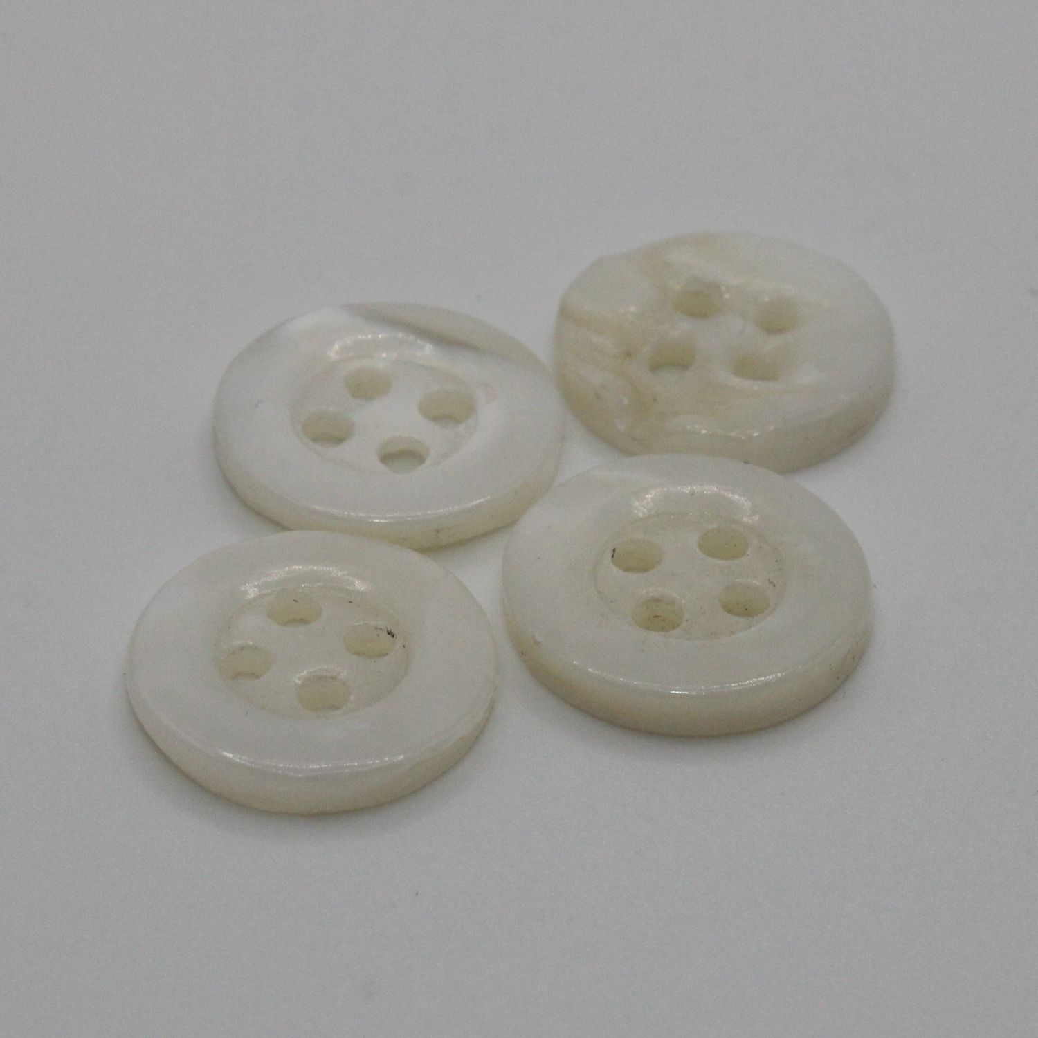 Set van 4 witte knopen