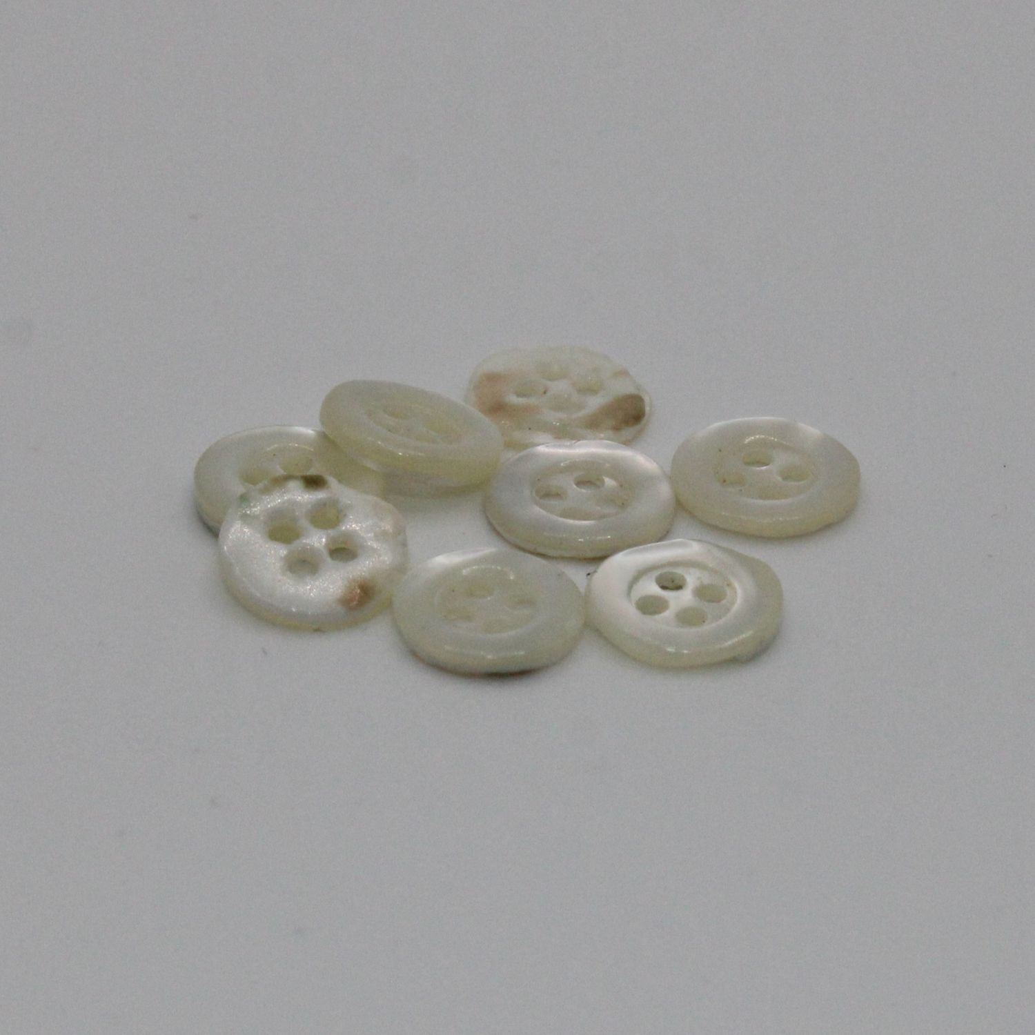 Set van 8 witte knopen
