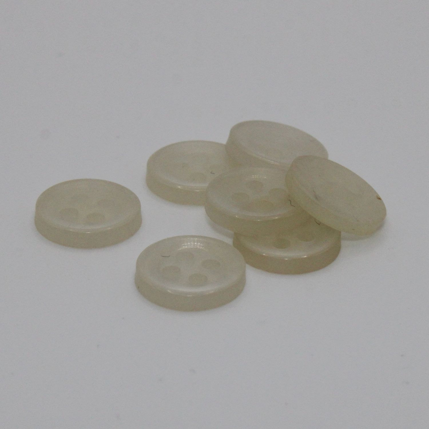 Set van 7 witte doorzichtige knopen