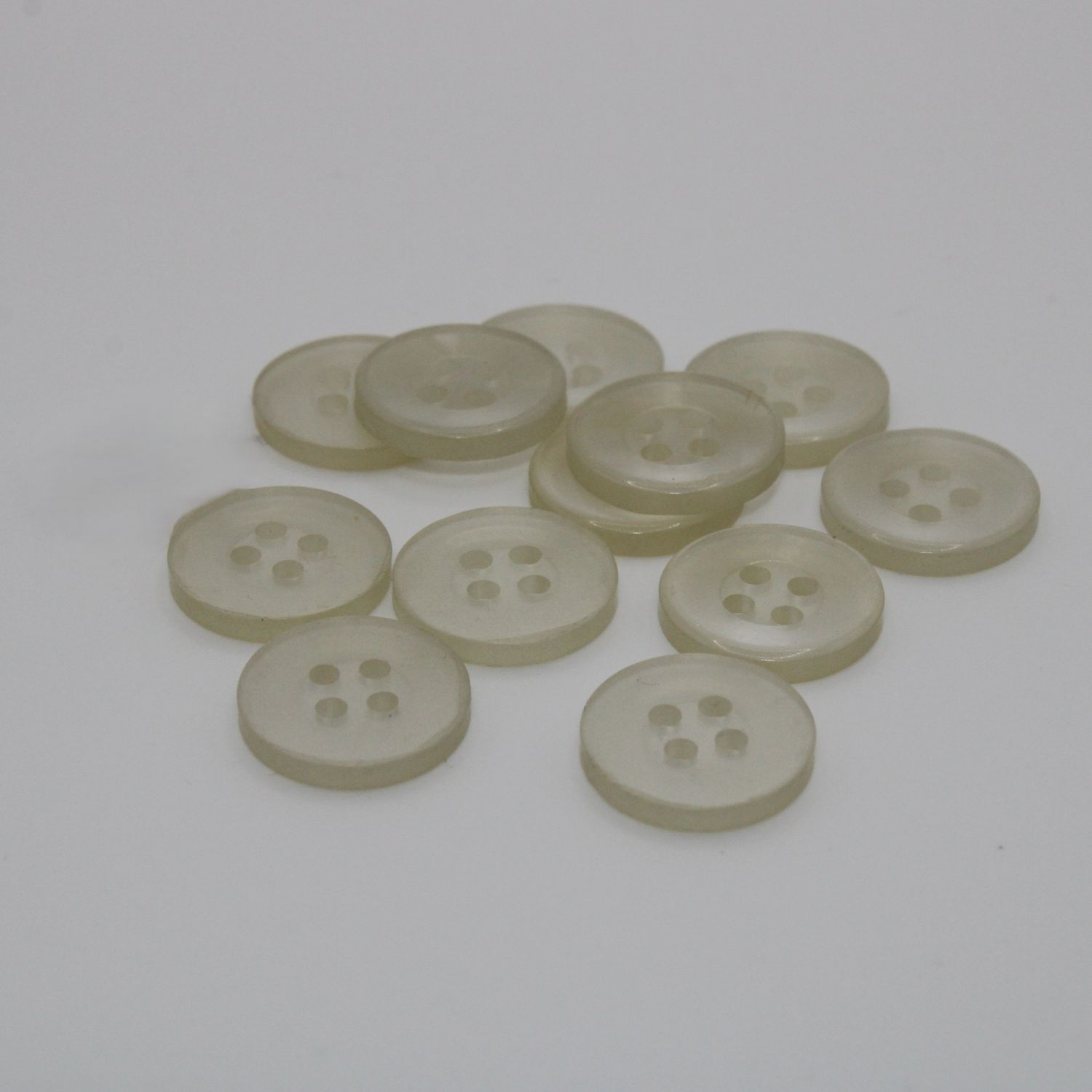 Set van 12 witte doorzichtige knopen