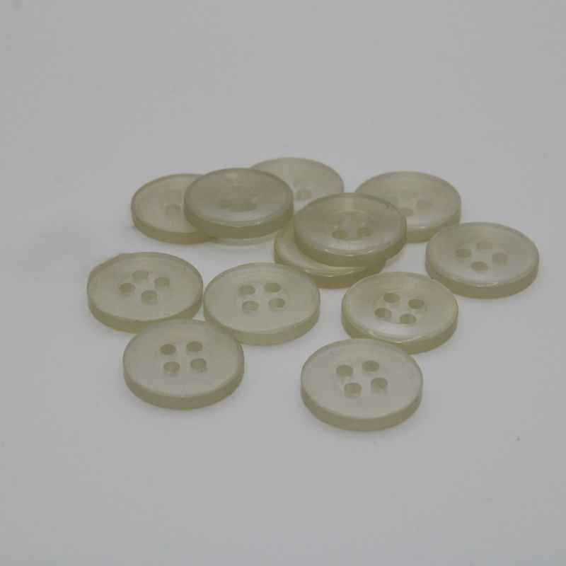 Set van 12 witte doorzichtige knopen