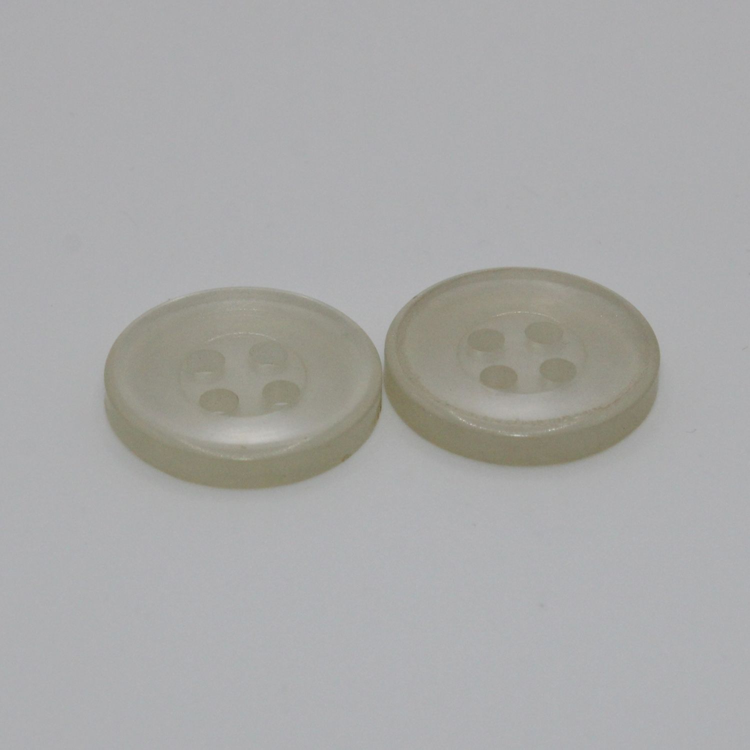 Set van 2 witte doorzichtige knopen