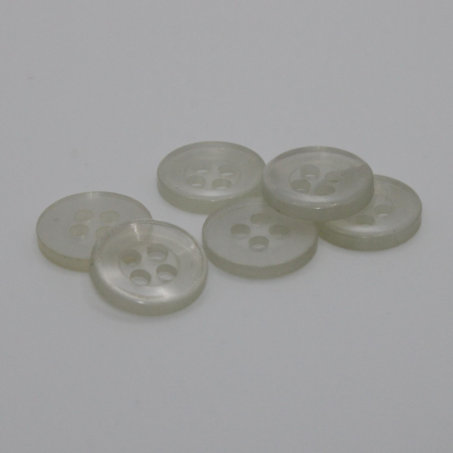 Set van 6 witte doorzichtige knopen