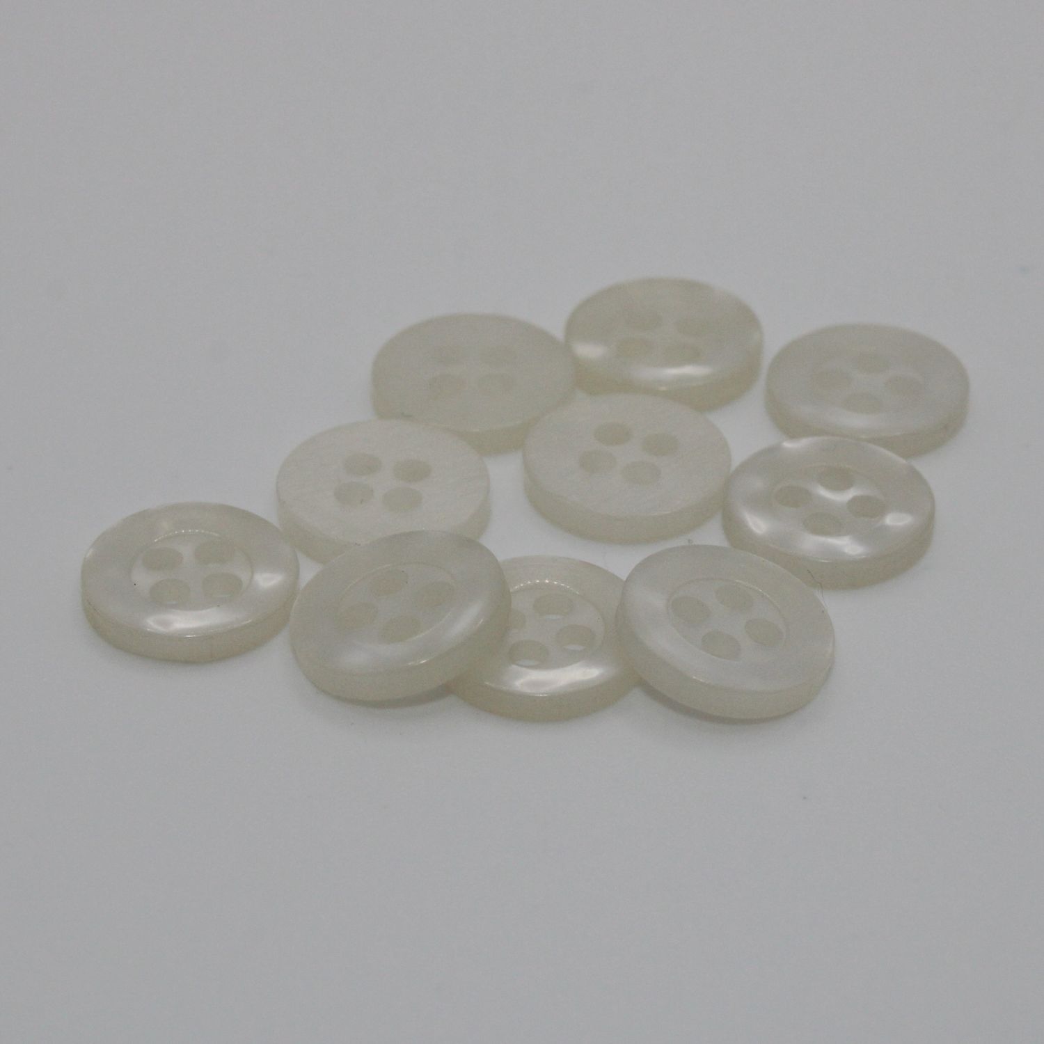 Set van 10 witte doorzichtige knopen