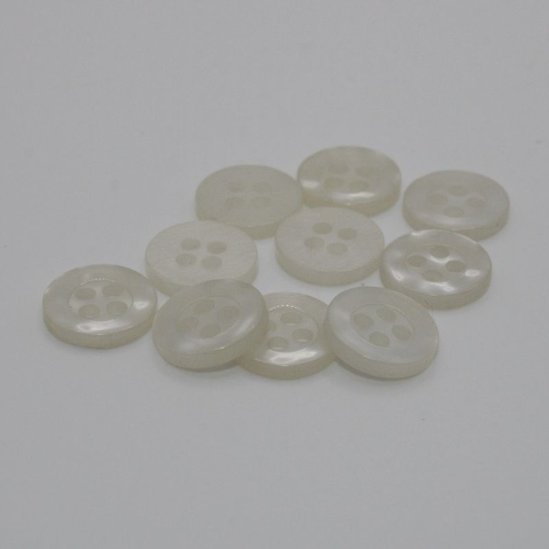 Set van 10 witte doorzichtige knopen