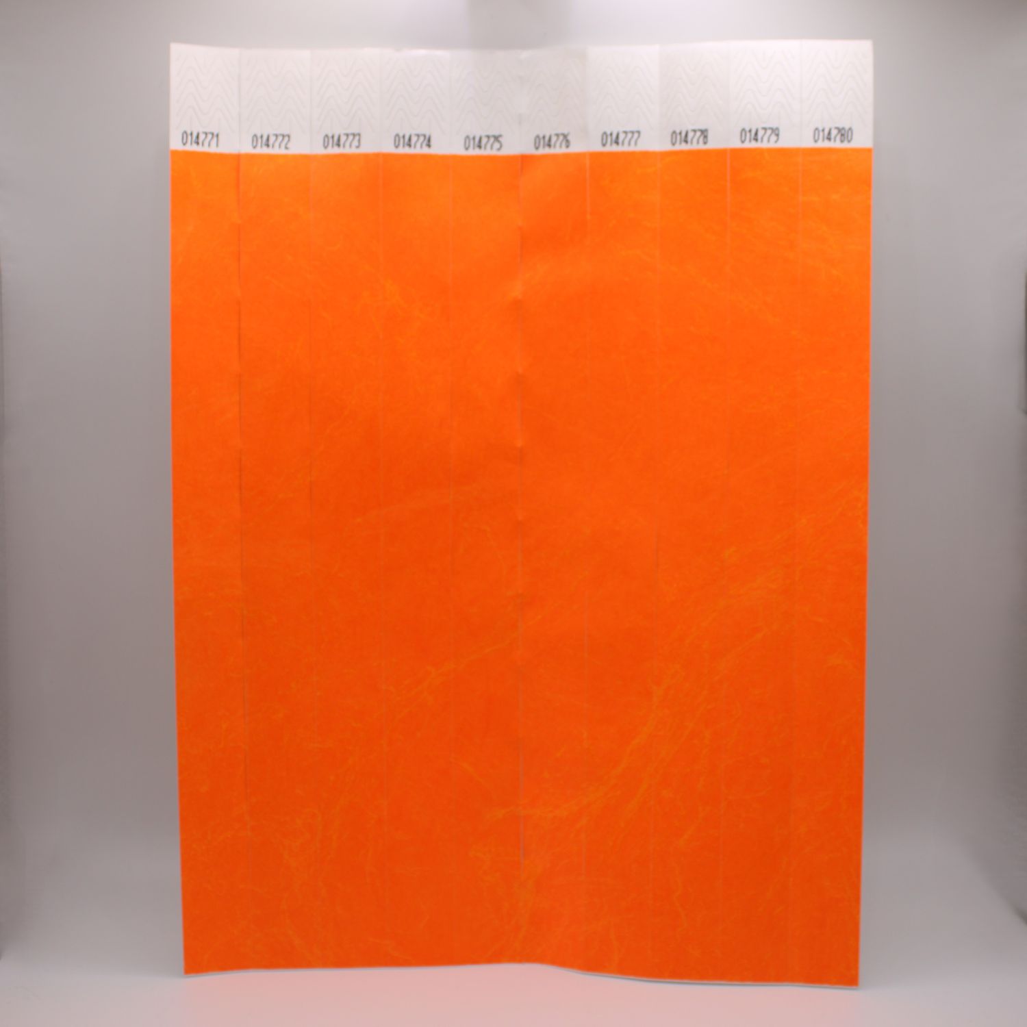 Vel met 10 oranje polsbandjes
