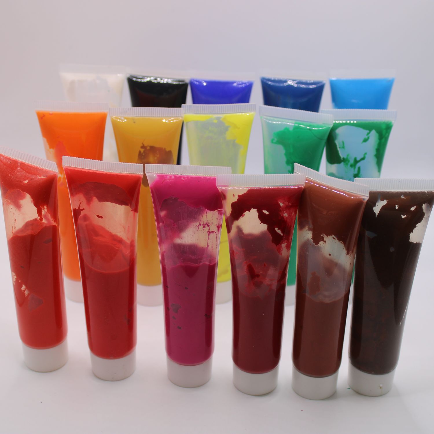 Set van 16 tubes verf