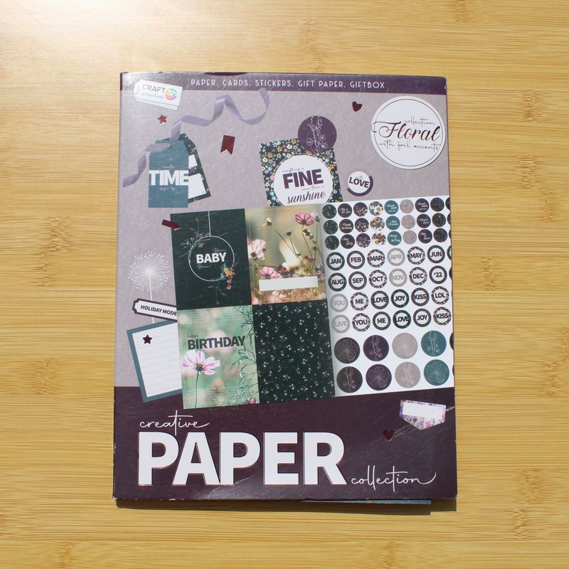 Knutselblok met designpapier, kaartjes en stickers