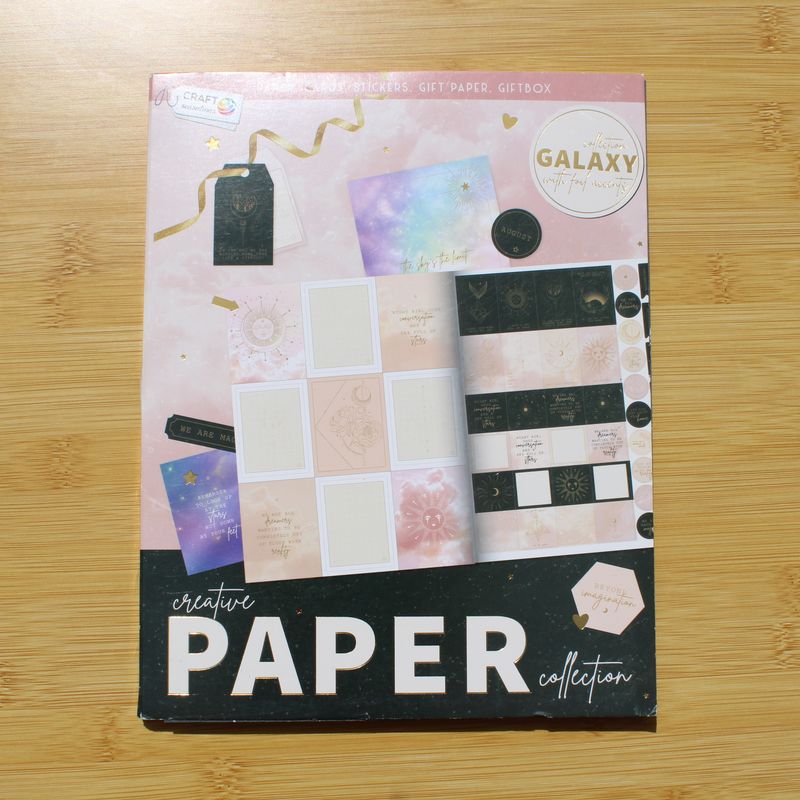 Knutselblok met designpapier, kaartjes en stickers