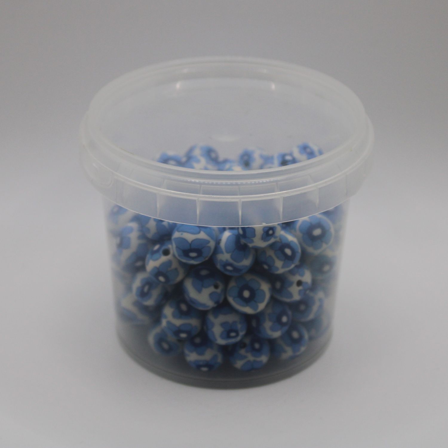 Doosje blauwe kralen met bloemen