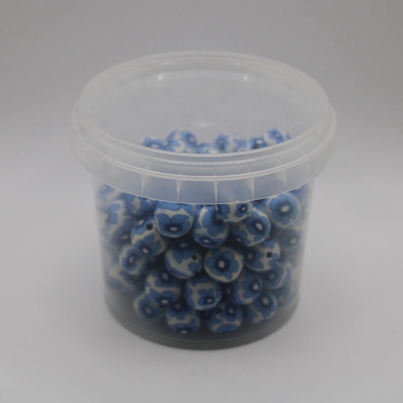 Doosje blauwe kralen met bloemen