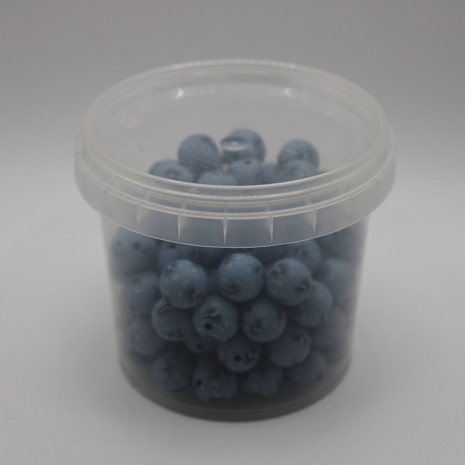 Doosje blauwe kralen met bloemen