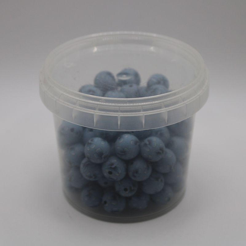 Doosje blauwe kralen met bloemen