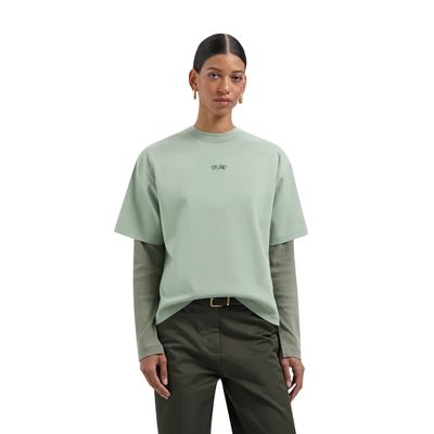 dame met een groen t-shirt met logo