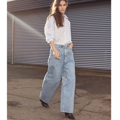 dame met witte blous en denim jeans