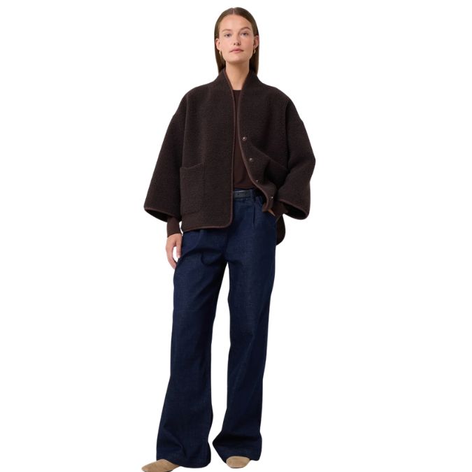 dames met een donkerbruine jacket