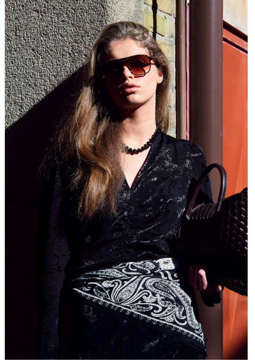 Bow 19 Paisley Scarf Black