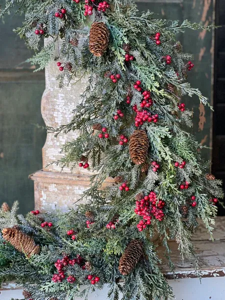 5&#39; Divinity Berry Cedar Garland