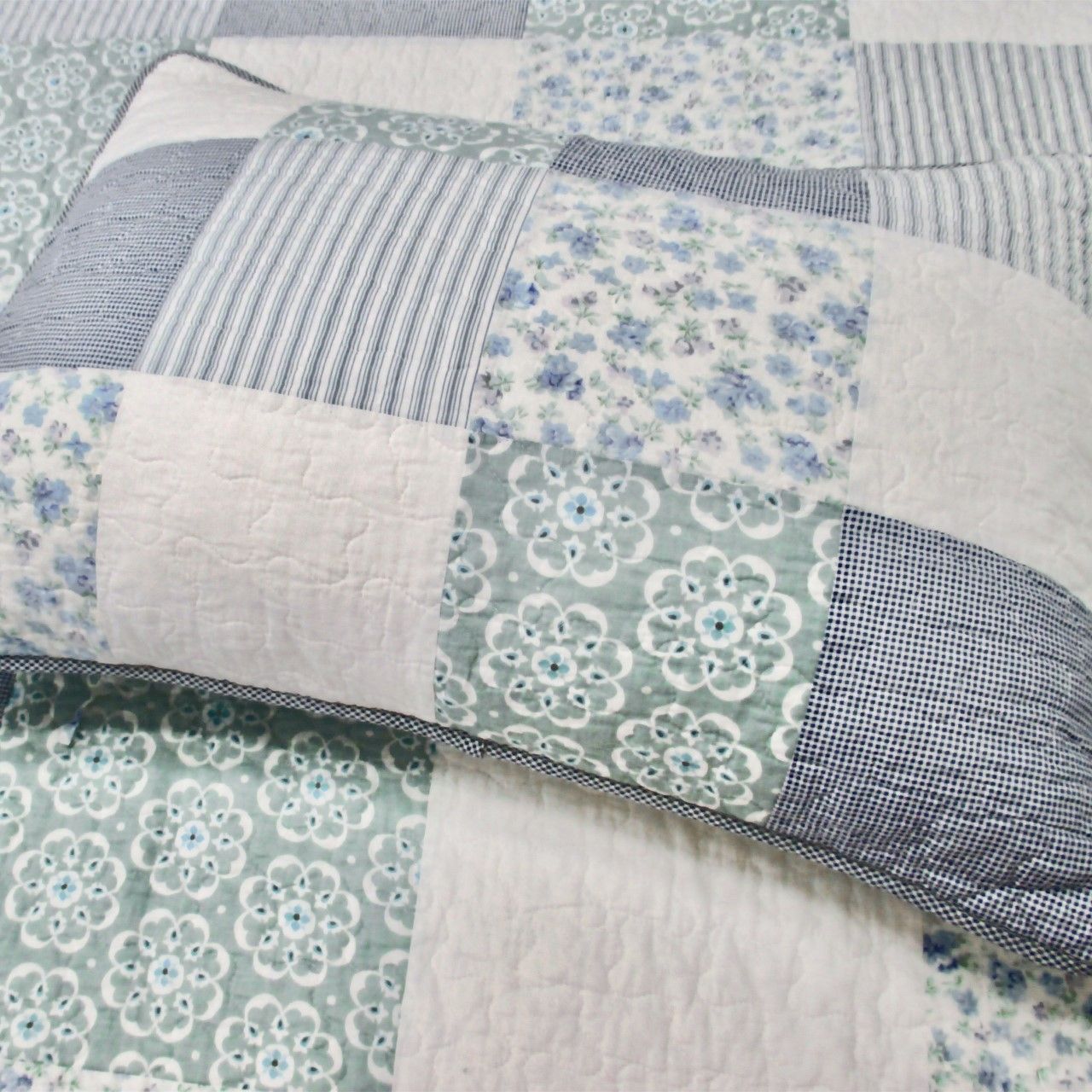 Farmer&#39;s House Quilt and 2 Shams, Size: Queen