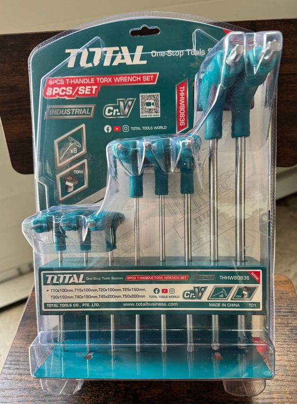 TOTAL-JEU DE 8 CLES EN T- TORX + SUSPENTE